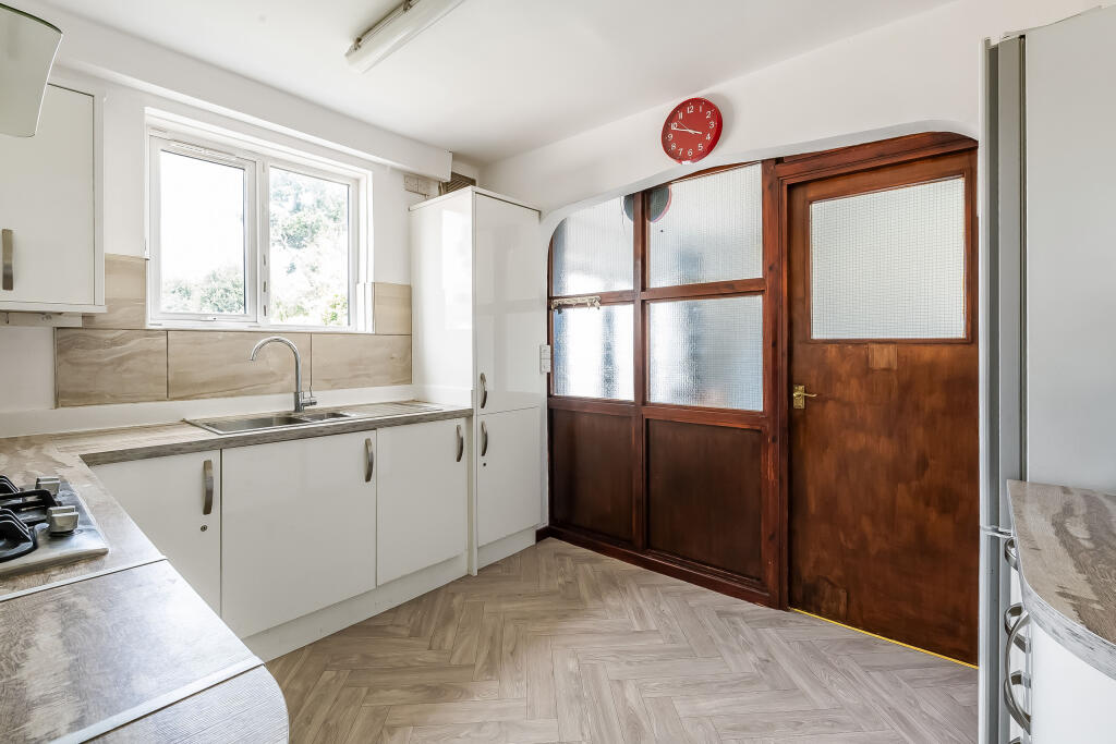 31-Pollards-Oak-Road-22