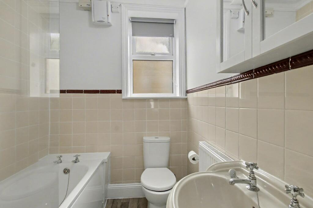 9.BATHROOM.jpg