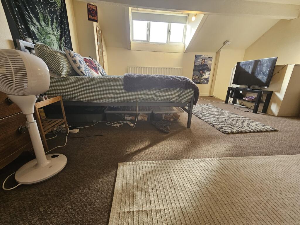 A cozy double bedroom featuring a comfortable b...