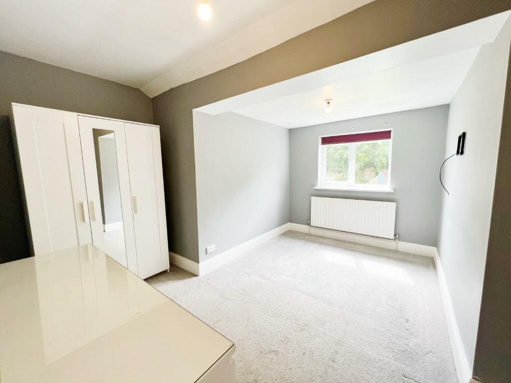 Bedroom 1 pic 1.jpg