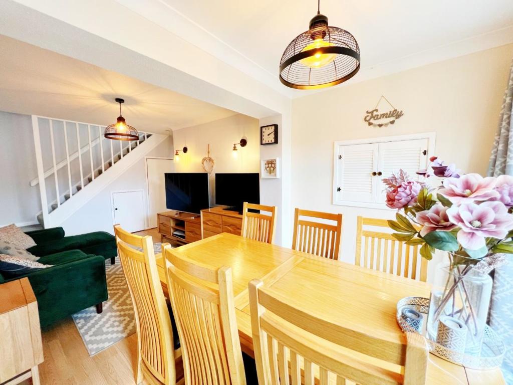 Diner Family Room pic 4.jpg