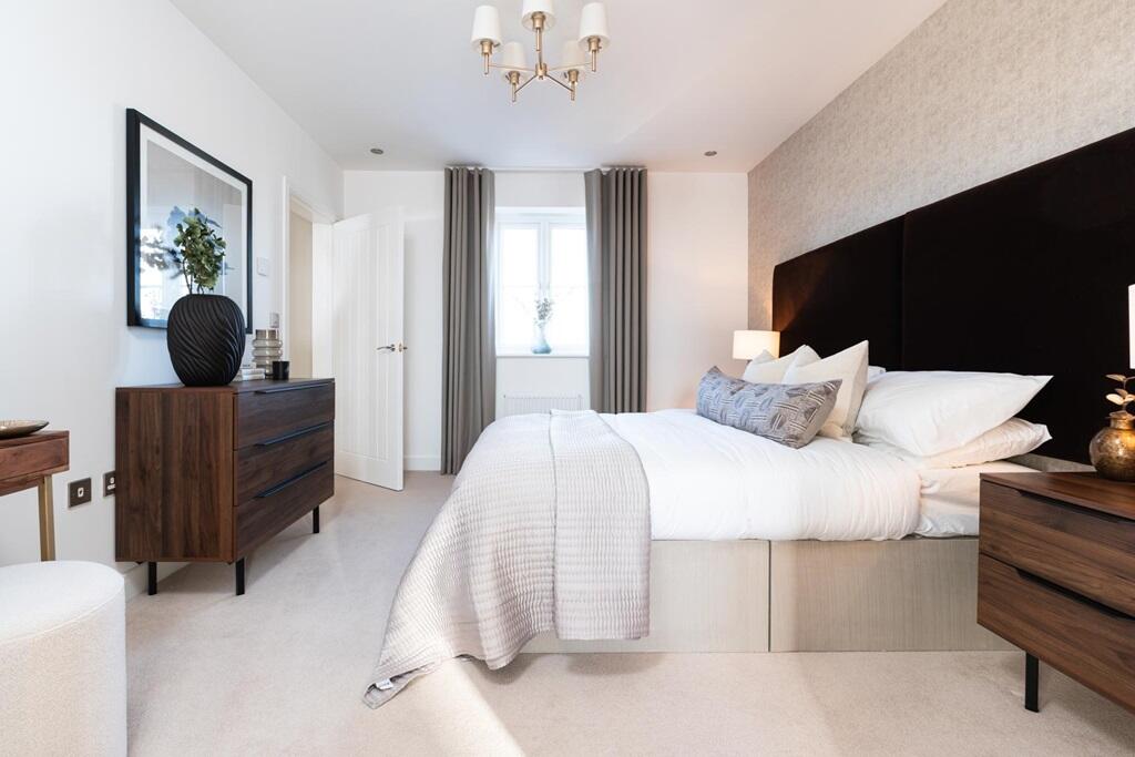 King-size bedroom with it's own dressing area
