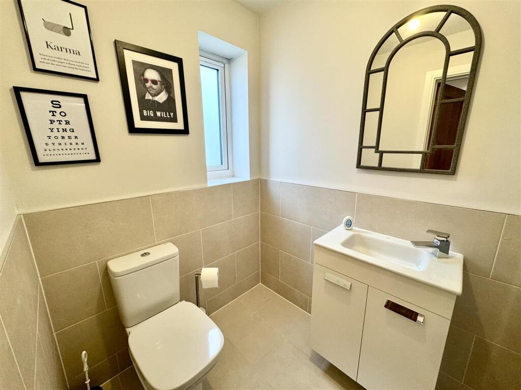 EN-SUITE SHOWER ROOM