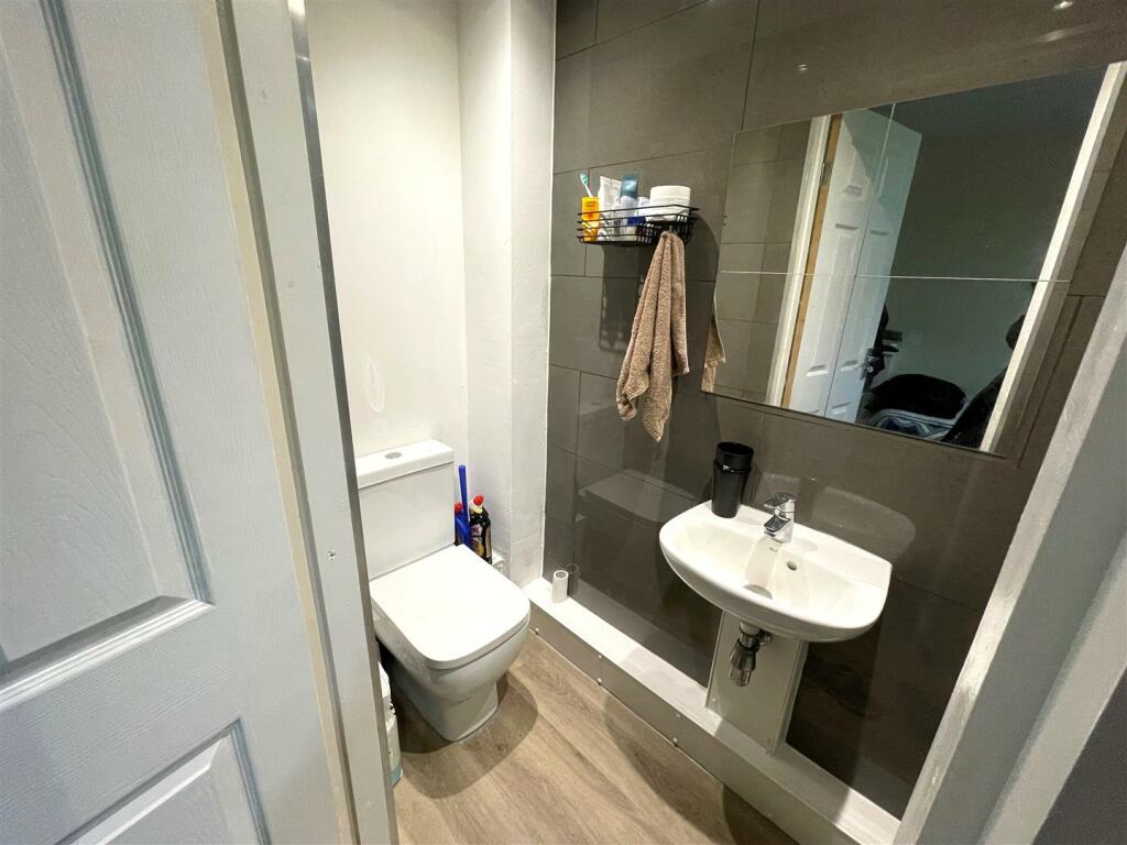 First Floor Bedroom En-Suite