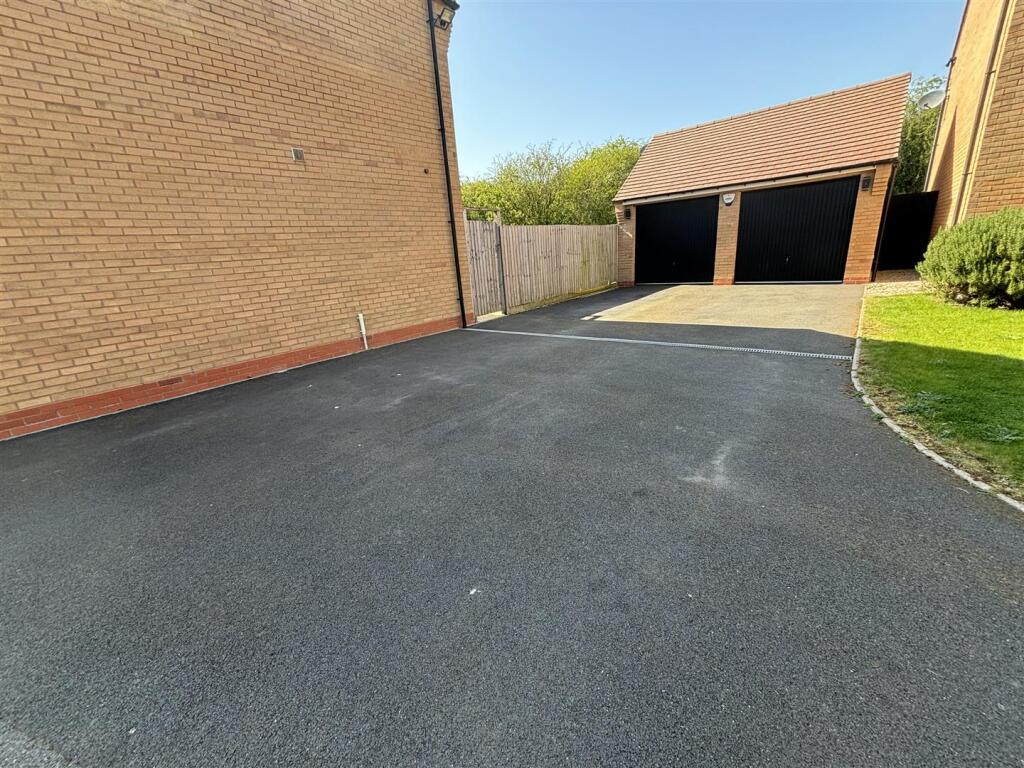Garage .jpg