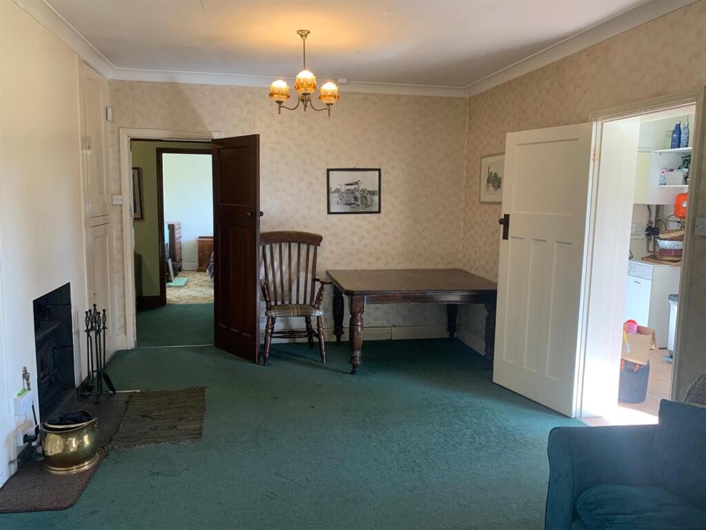 Dining room 1.jpg