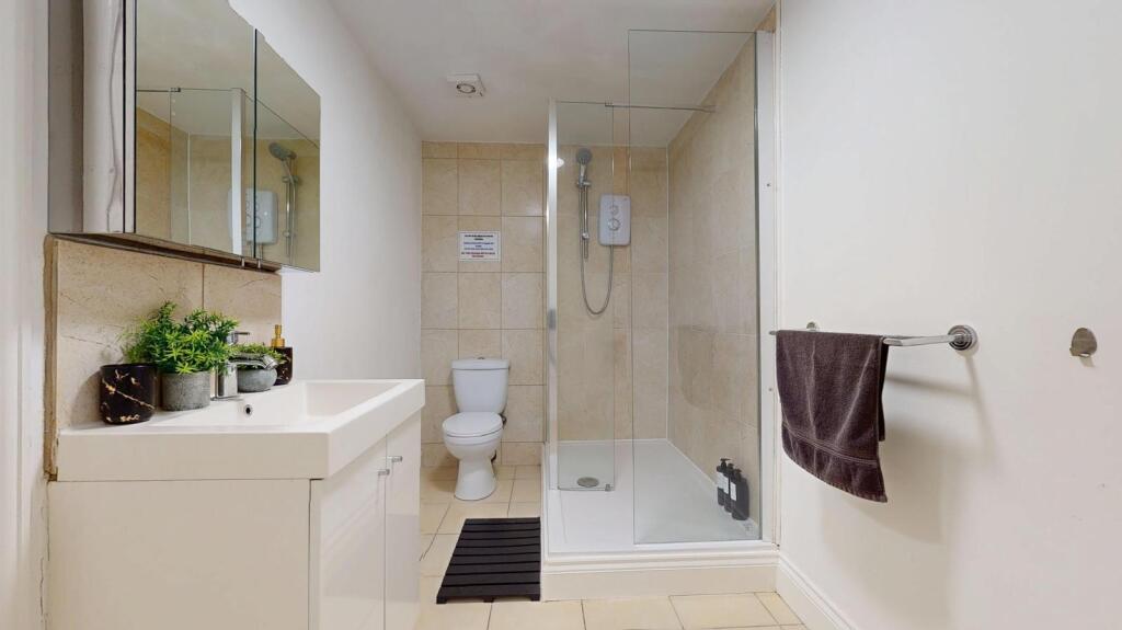 bathroom b.jpg