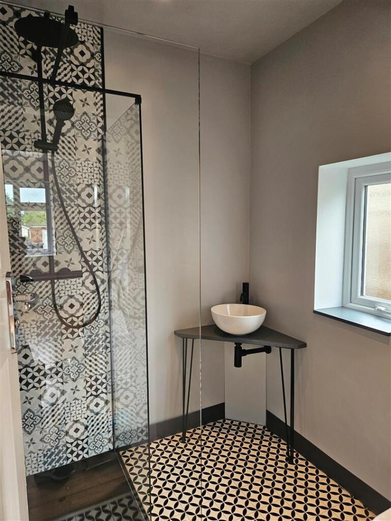 Bathroom 1.jpg