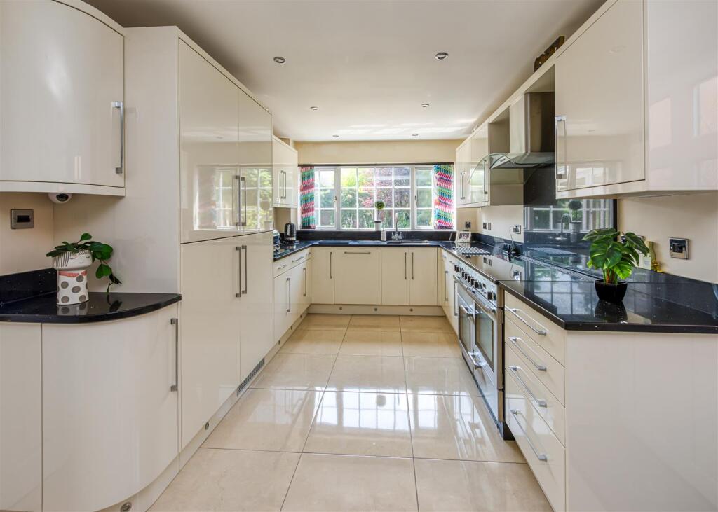 6 Millfields Way-kitchen3.jpg