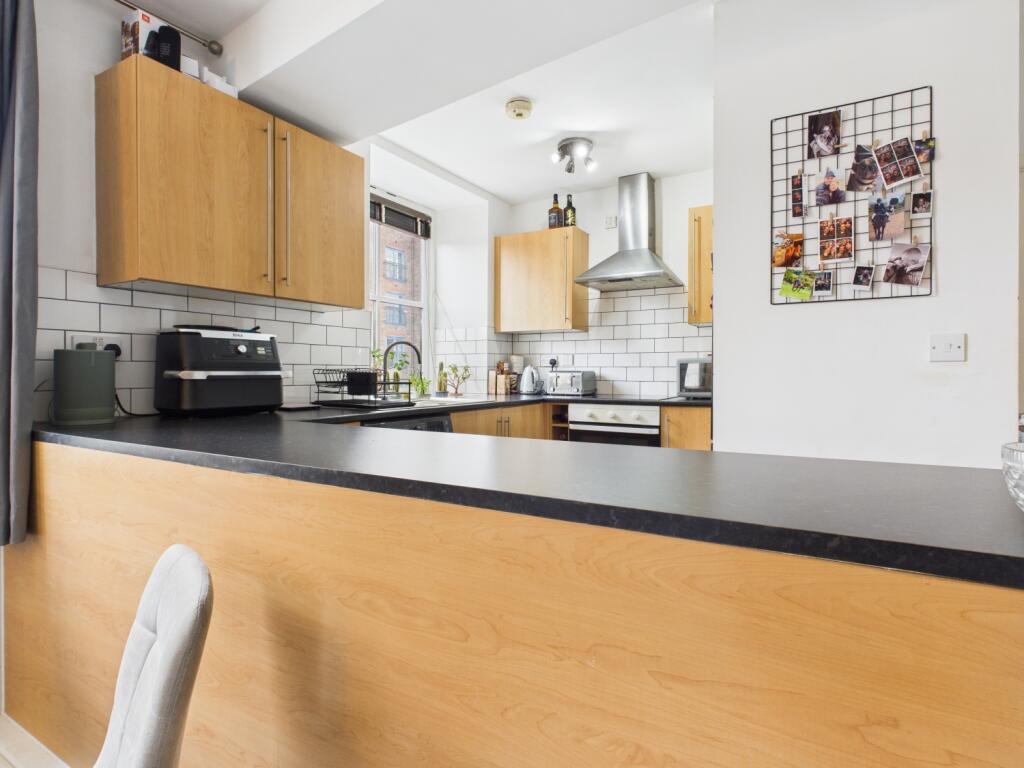 CAM03729G0-PR0142-STILL012