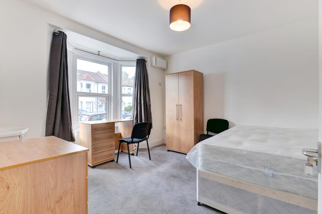 28 Gordon Road bedroom 1