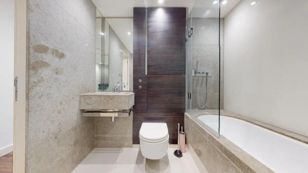 A modern and stylish bathroom suite featuring a...