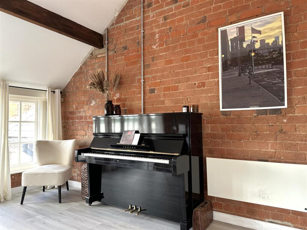 Attractive Exposed Features 166