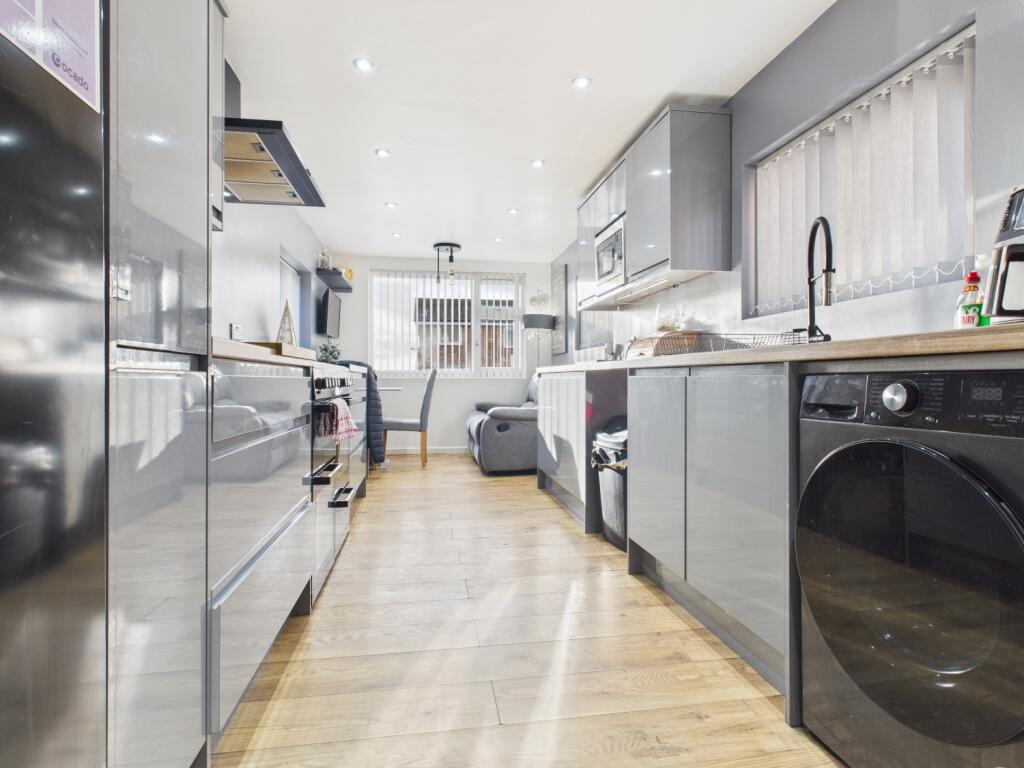 CAM03729G0-PR0198-STILL011