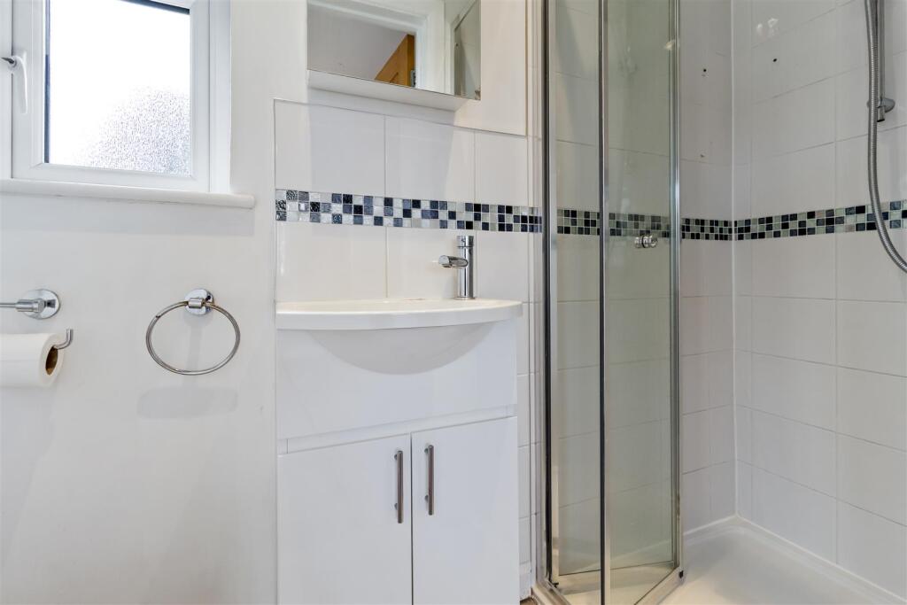 8 Courtlands Close-007.JPG