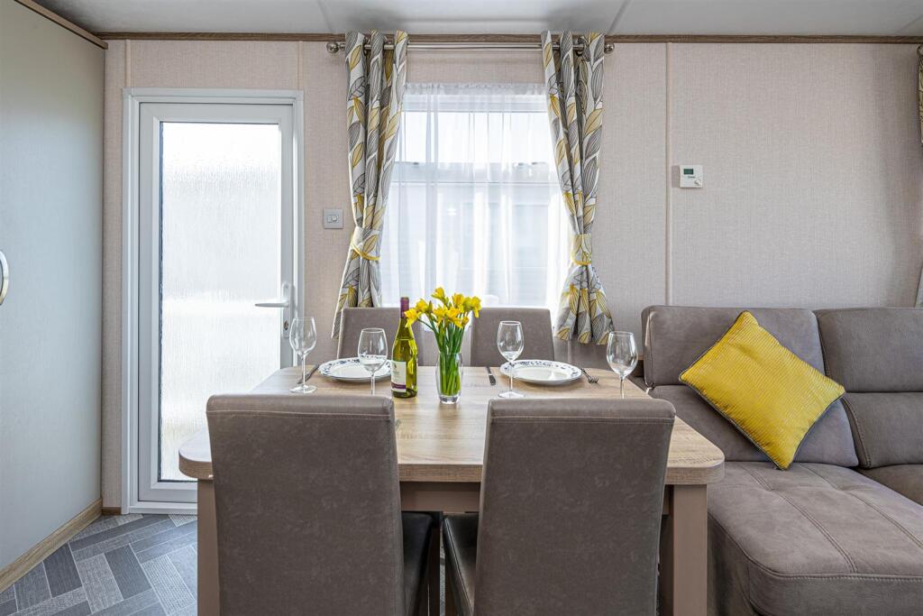 W27-ABERAFON-PARK-DINING-AREA-04.jpg