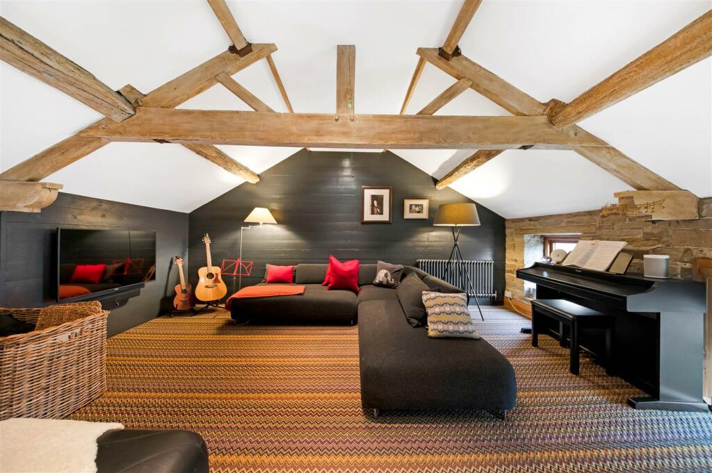 MEZZANINE SITTING AREA