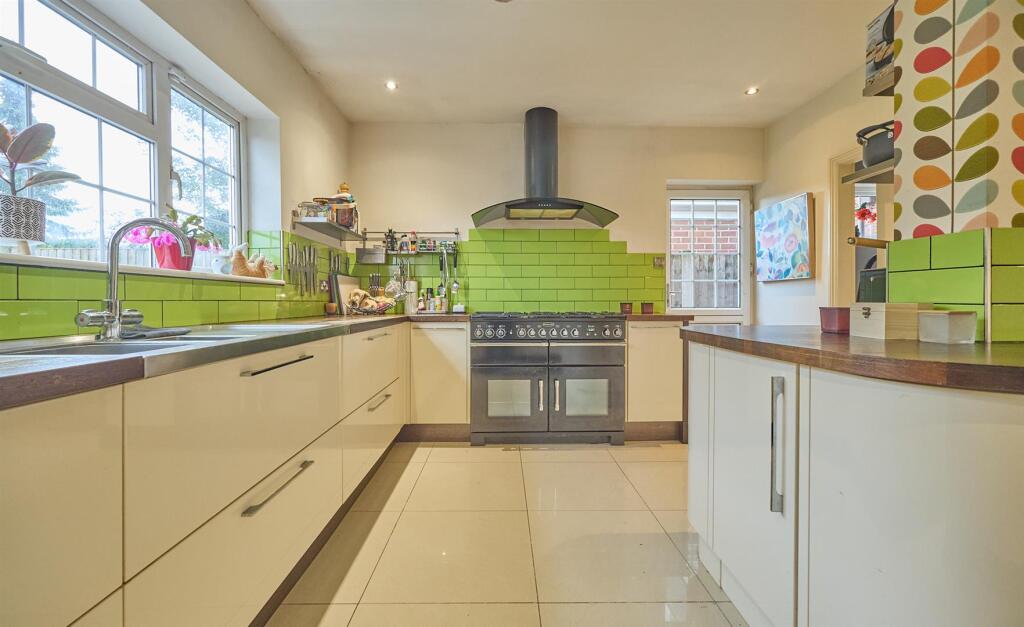 L Shaped Breakfast Kitchen to Rear