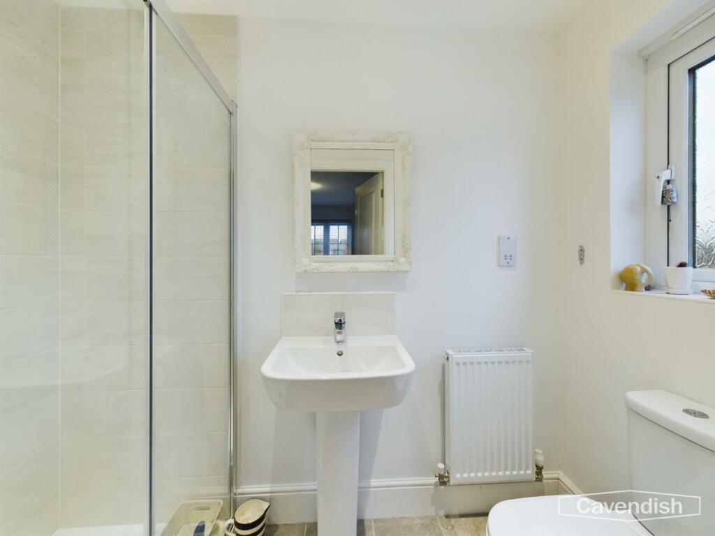 EN-SUITE SHOWER ROOM