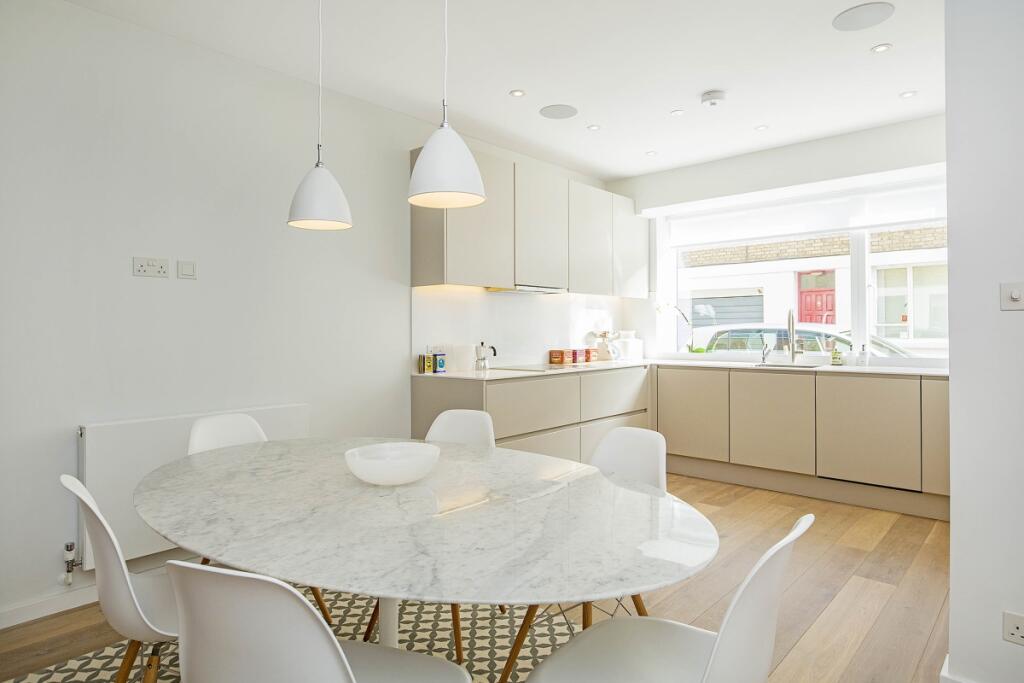 KFH-16 Queens Mew...