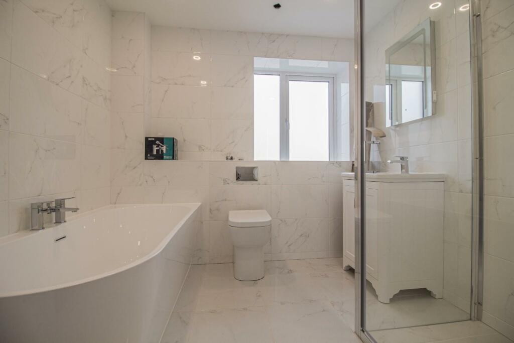 Apartment 5_Saddler's Court [Bathroom] 01.jpg