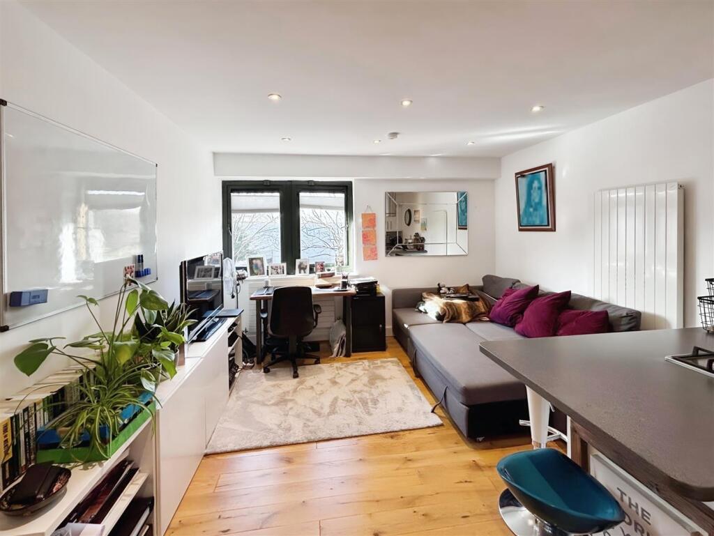 32ba72ce-Lounge 202.jpg