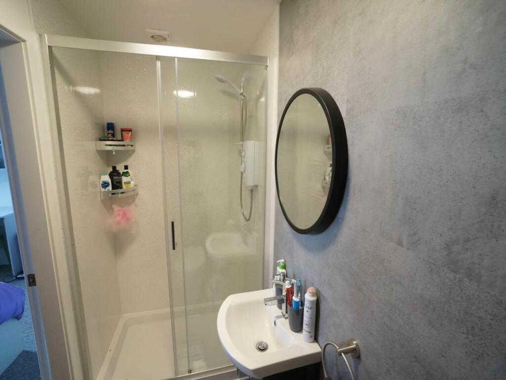 3FronHeulog_B2_Ensuite_2.JPG