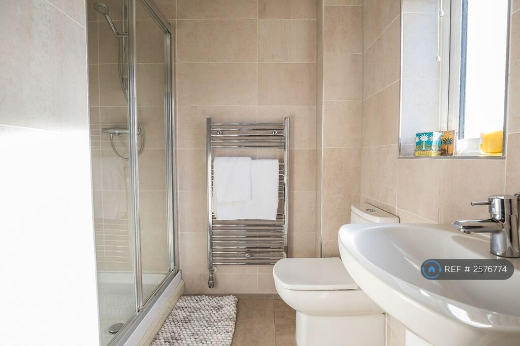 Master Bedroom En-Suite 