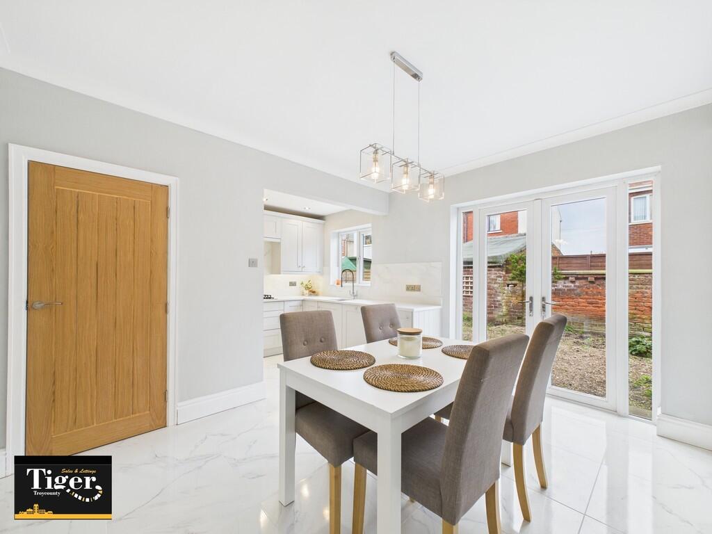 CAM02176G0-PR0551...