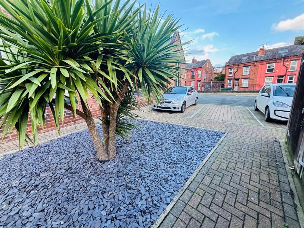 Communal Area / Gardens: