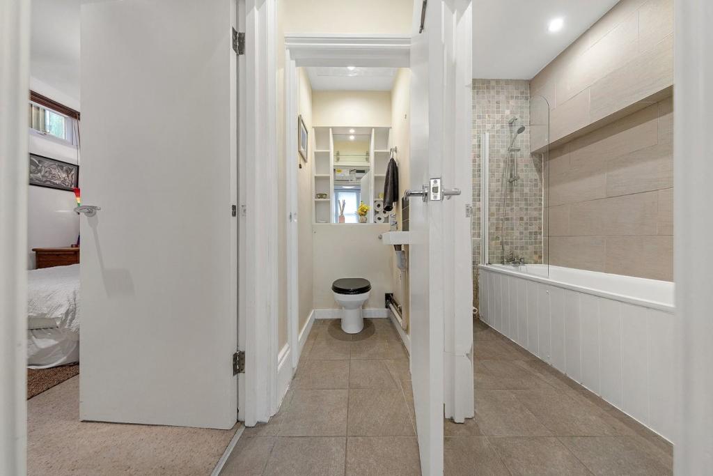 Bathroom (2).jpg