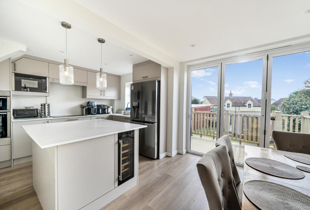 1370184-12-68f277...