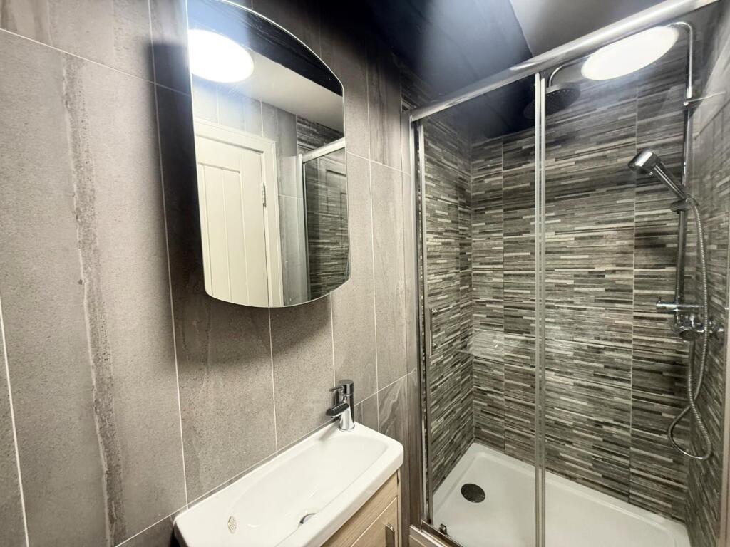 flat 1 v bathroom.JPG