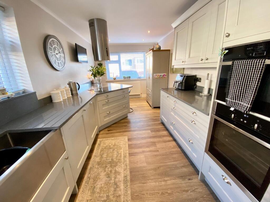 MODEN BREAKFAST KITCHEN