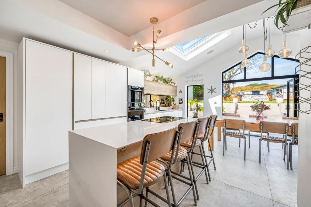 Kitchen/ Dining Room 