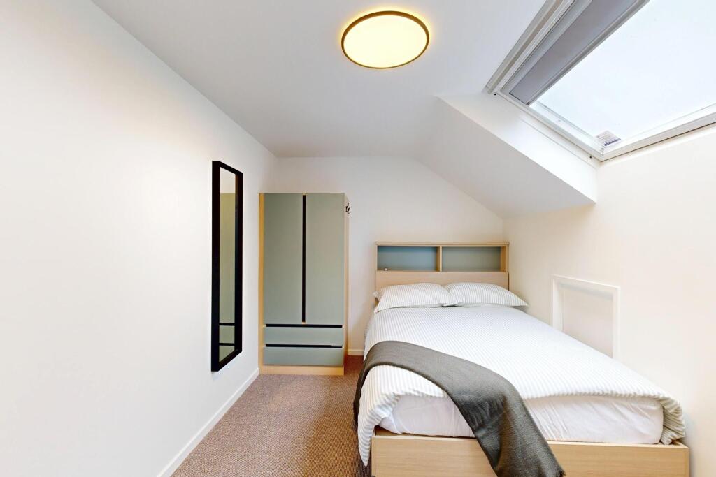 Bright, neatly presented single bedroom with a ...