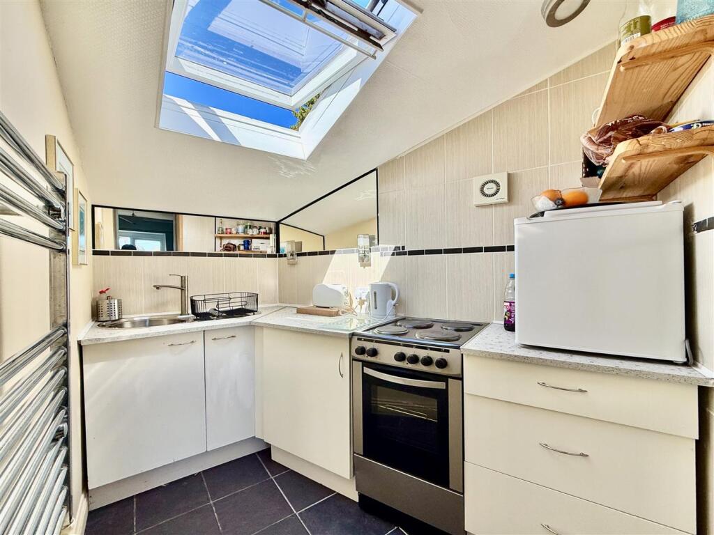 Coombe Bank Lodge Kitchenette.jpg