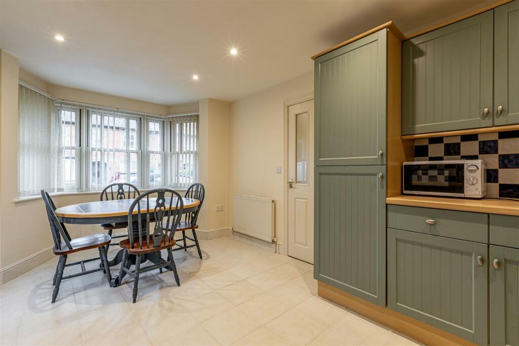 2a Burleigh Road, Addlestone, KT151pl - 4.jpg