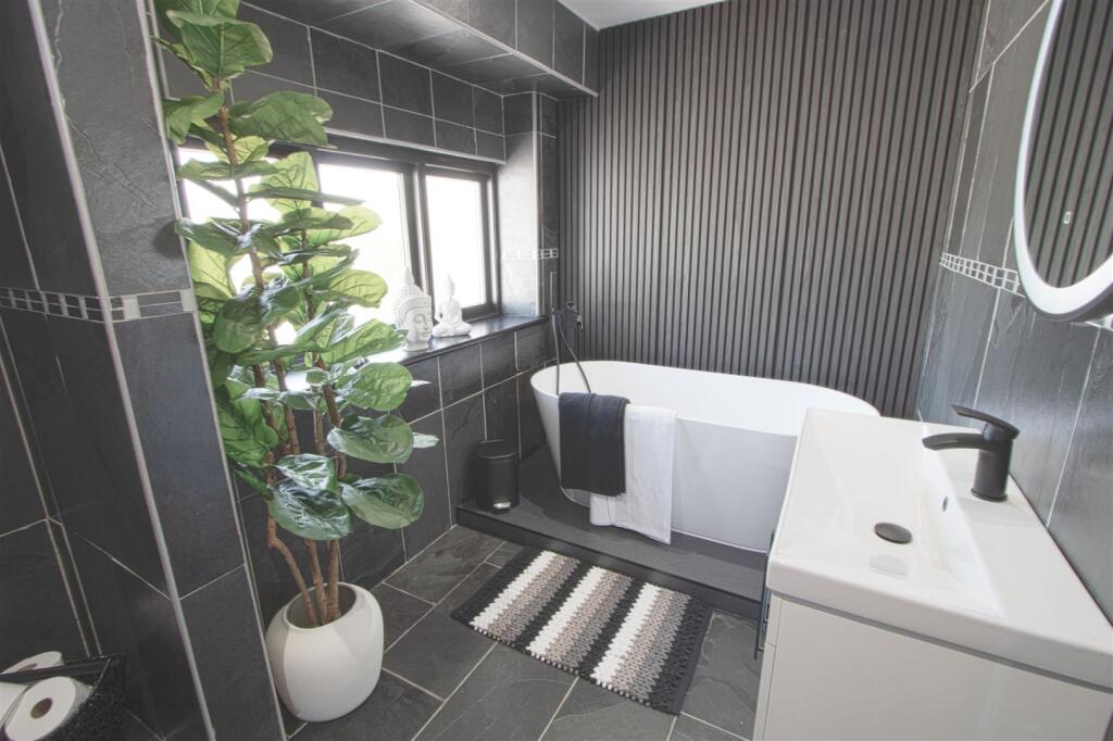 FAMILY BATHROOM .jpg