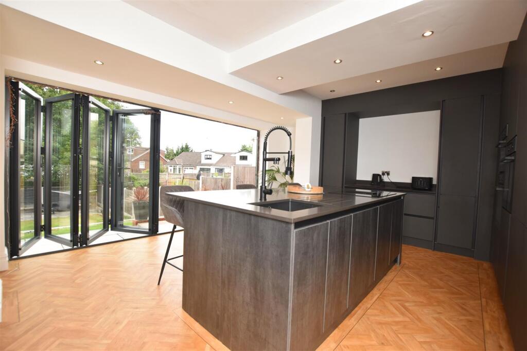 FAMILY DINING KITCHEN