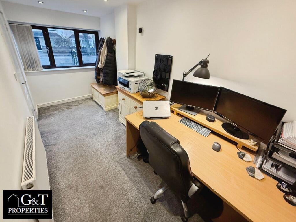 DOWNSTAIRS OFFICE/BEDROOM