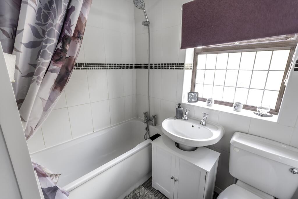 EweMove Estate Agents Scunthorpe - Family Bathroom