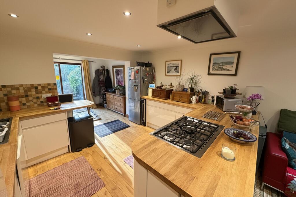 Open Plan Kitchen with Dining Area