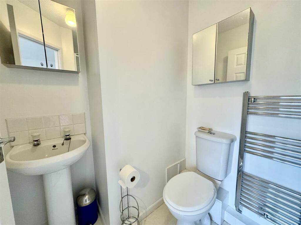 EN-SUITE SHOWER ROOM
