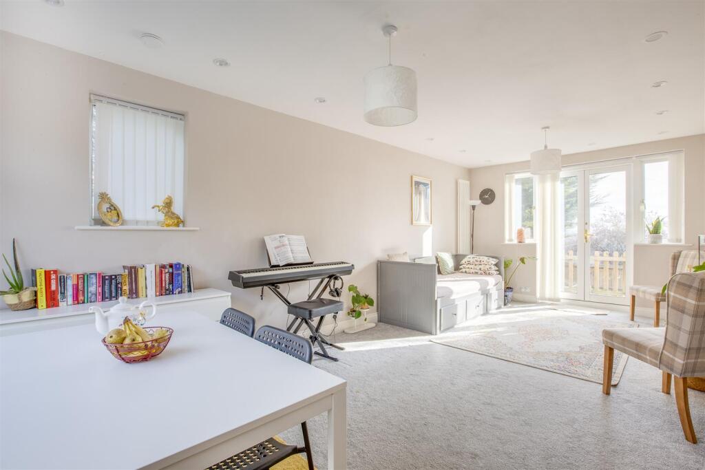 120 Deeds Grove, HP12 3NZ-2.jpg