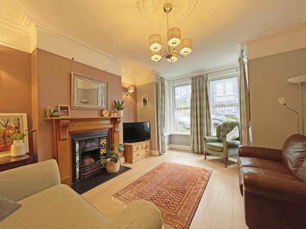 Edgecumbe Park Road 27 Lounge Front...jpg