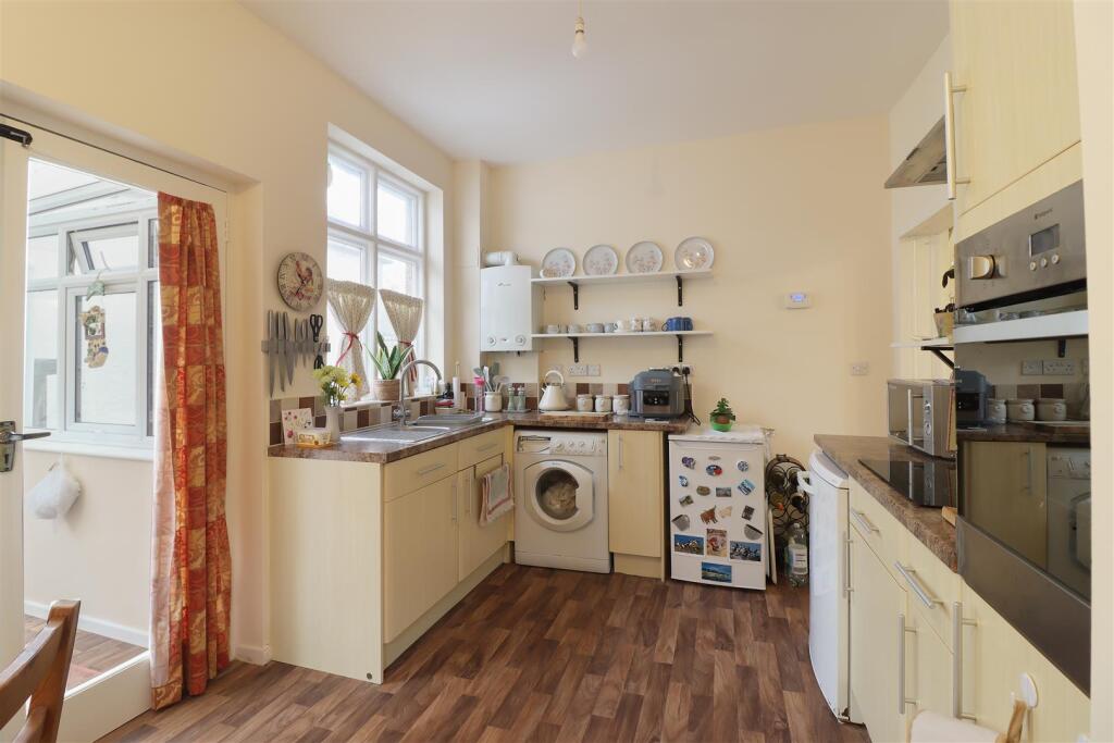 Kitchen 2.jpg