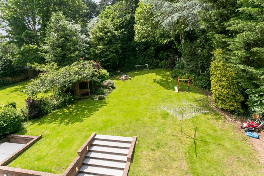 16 Woodhill Avenu...