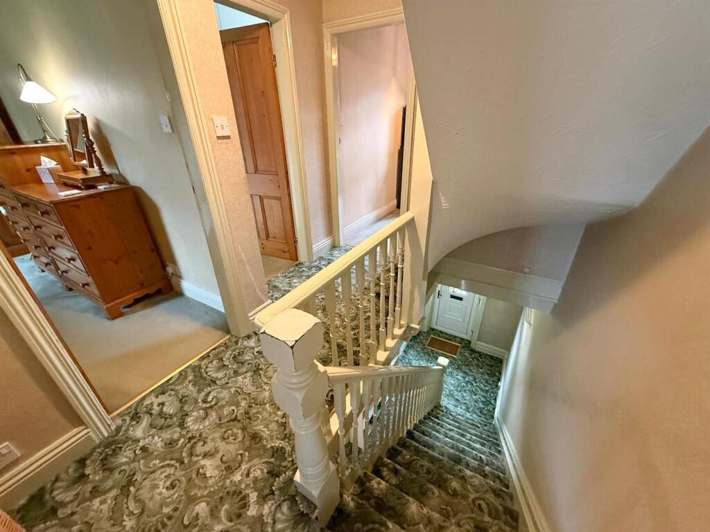 4 bed mid-terrace property, Silsden 10