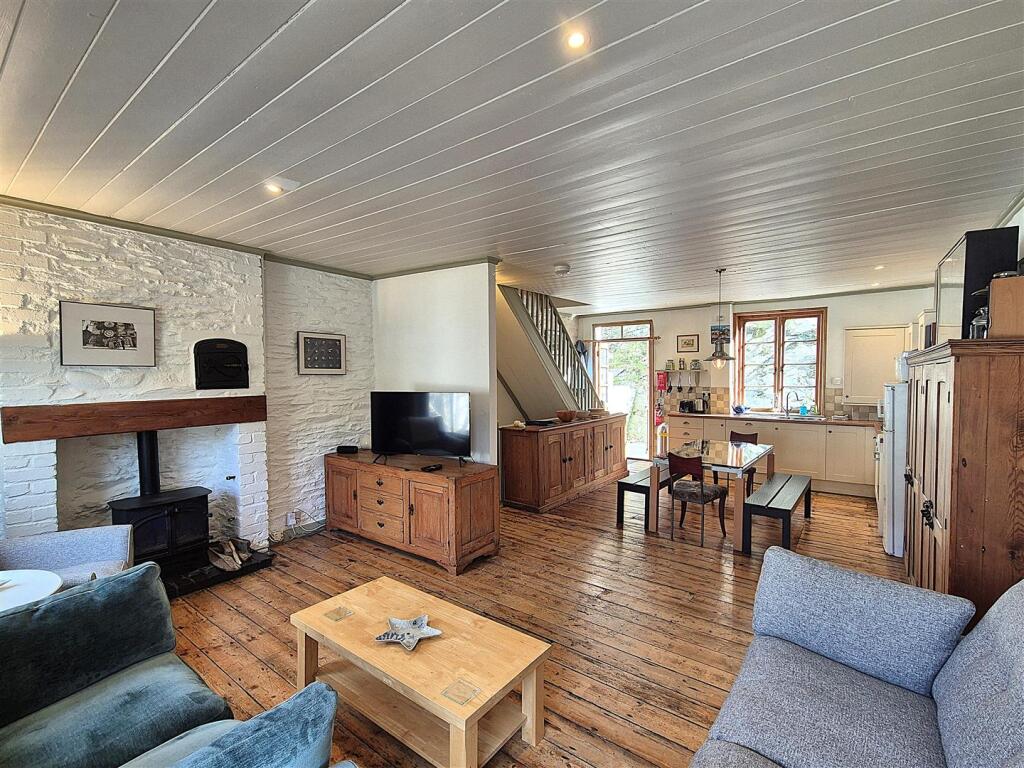 Living area (2).jpg